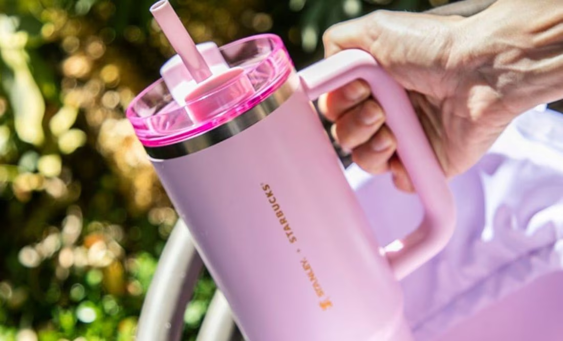 Starbucks restringe la venta de productos como el vaso rosa