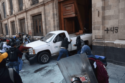 AMLO descarta presentar denuncia por daños a puerta de Palacio Nacional