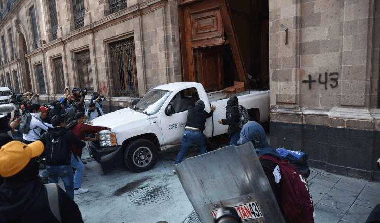 AMLO descarta presentar denuncia por daños a puerta de Palacio Nacional