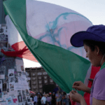 Feministas colocan su propia bandera tricolor