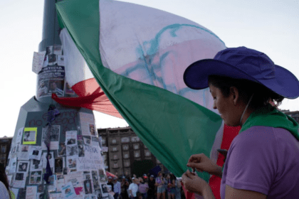 Feministas colocan su propia bandera tricolor