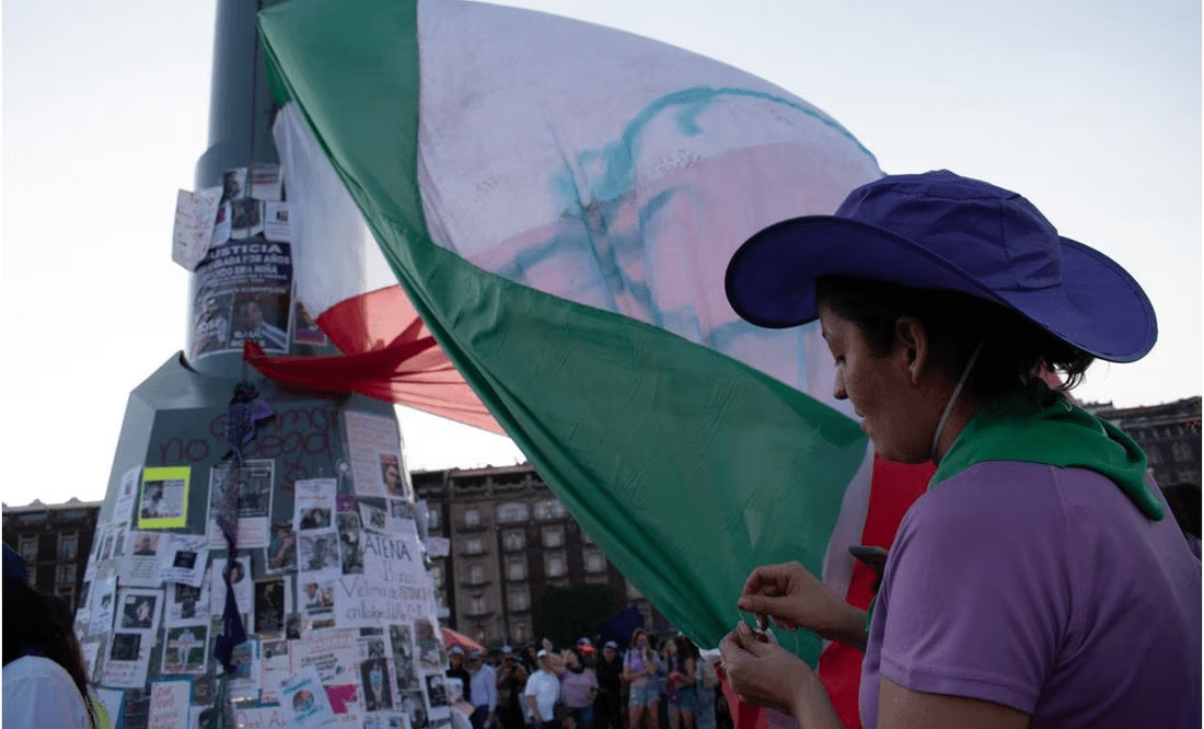 Feministas colocan su propia bandera tricolor