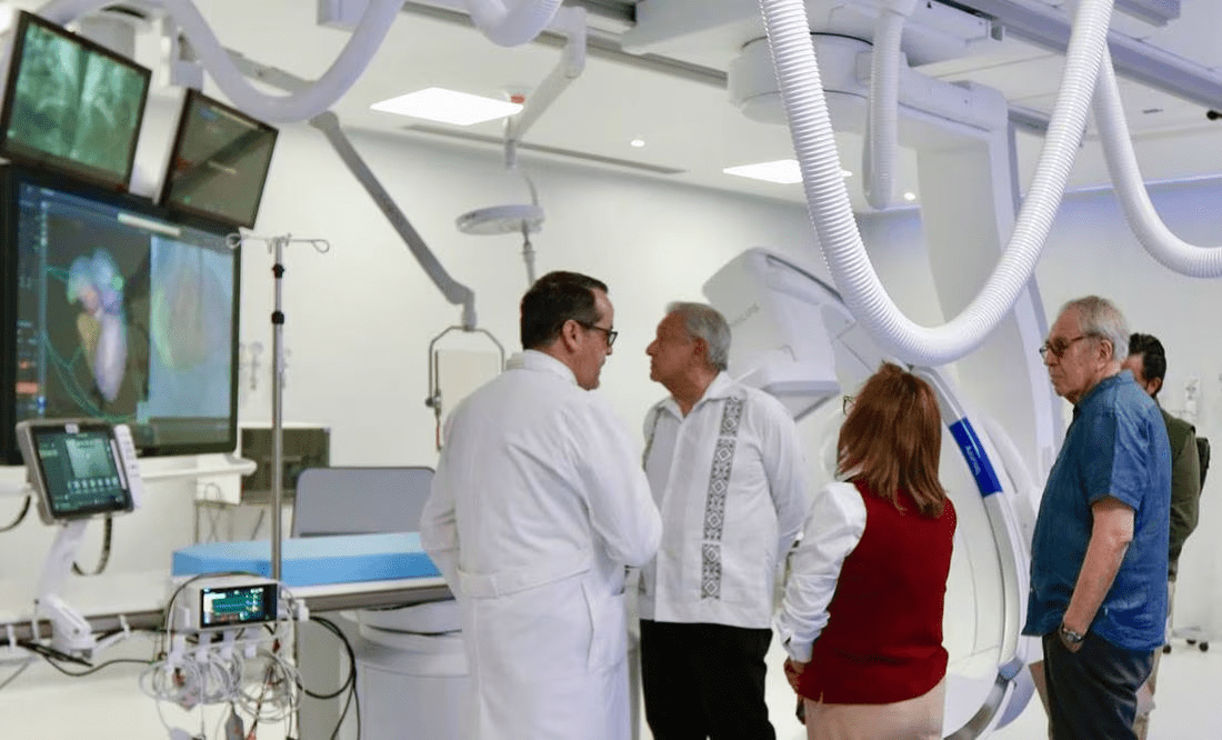 AMLO visita hospitales en Puebla y Tlaxcala para revisar "que falta"