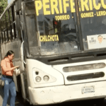 Mujer salta de transporte público por acoso de chofer