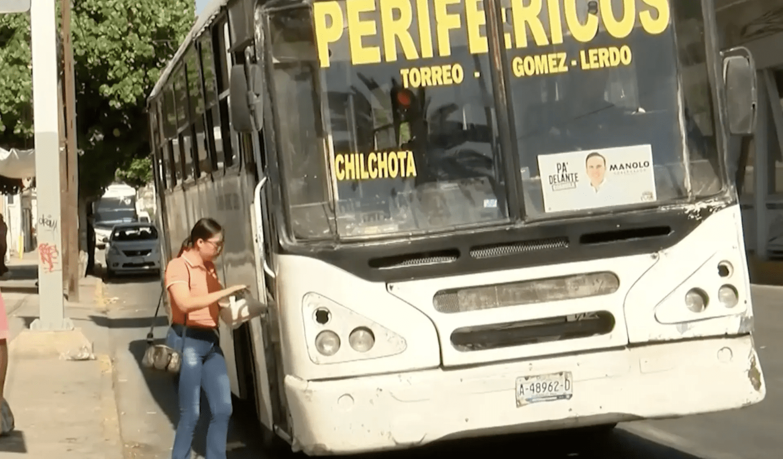 Mujer salta de transporte público por acoso de chofer