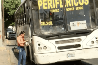 Mujer salta de transporte público por acoso de chofer