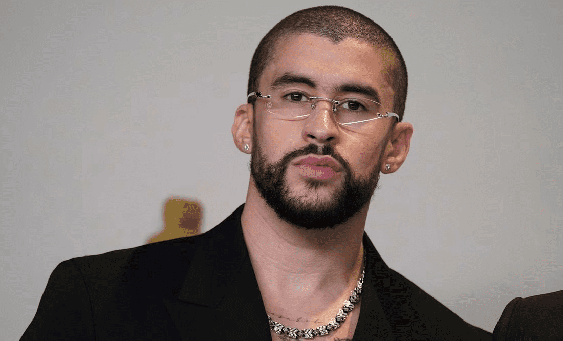 Bad Bunny luce clásico con elegante traje en los Premios Oscar