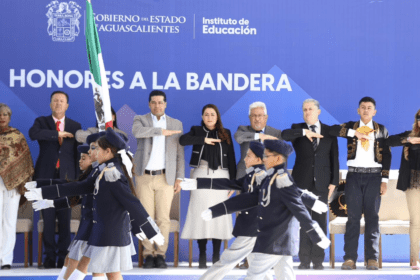 Encabeza Tere Honores a la Bandera en la Jacinto Canek