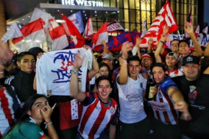 Afición visita hotel de las Chivas y lanza advertencia