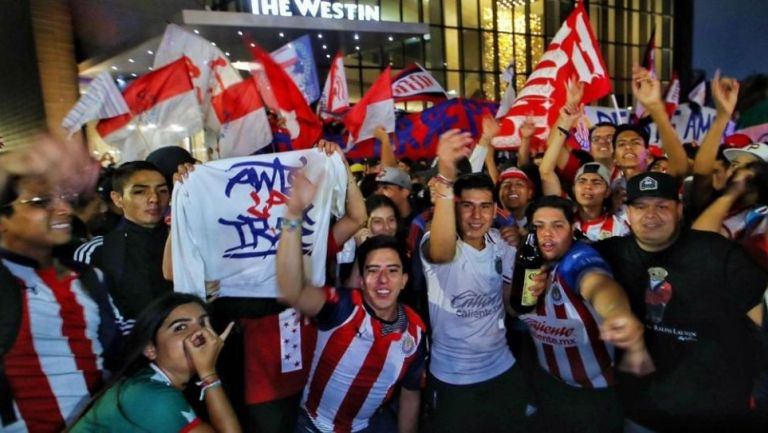 Afición visita hotel de las Chivas y lanza advertencia