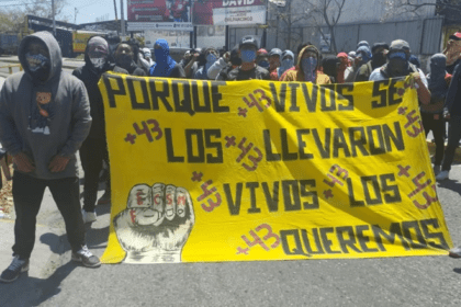 Normalistas de Ayotzinapa protestan en el Congreso de Guerrero