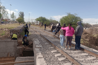 Muere albañil tras ser golpeado por el tren en la avenida Gómez Morín