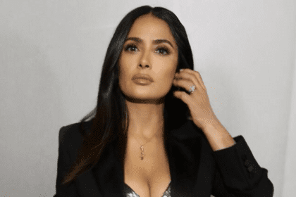 Salma Hayek luce elegante traje con top de escote profundo