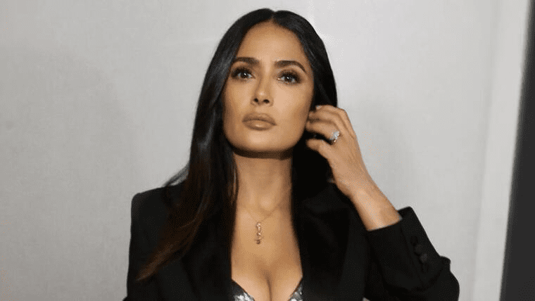 Salma Hayek luce elegante traje con top de escote profundo