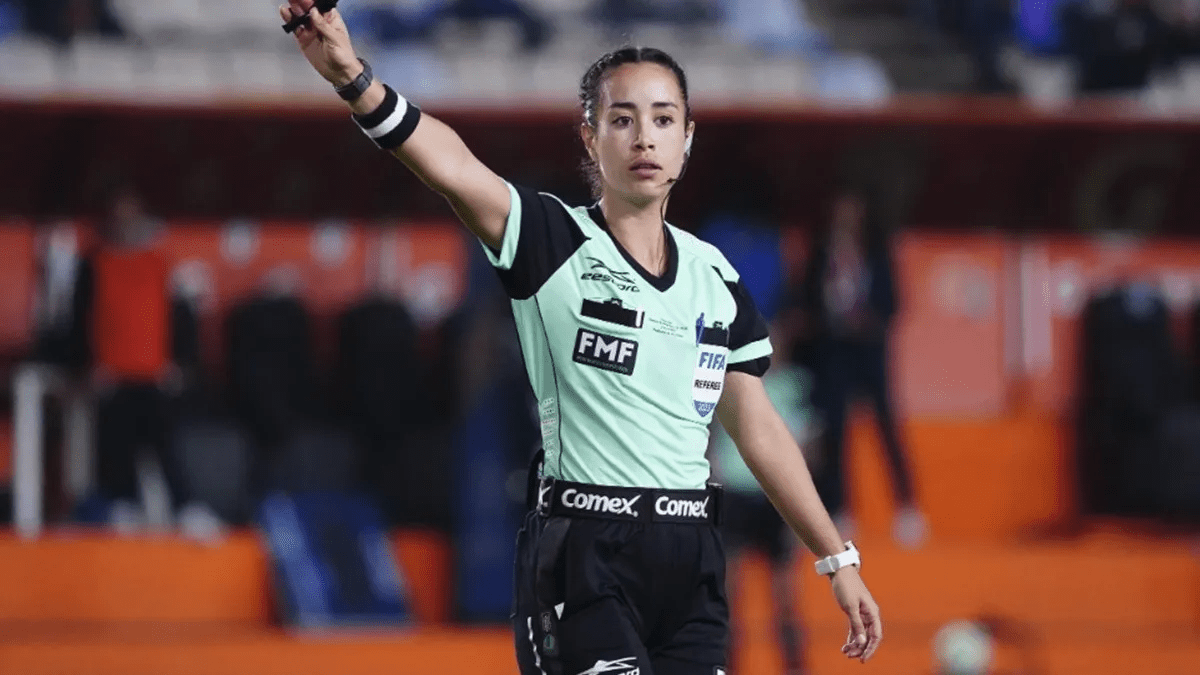 Tunden a Katia Itzel García por mal arbitraje en Clásico Femenil