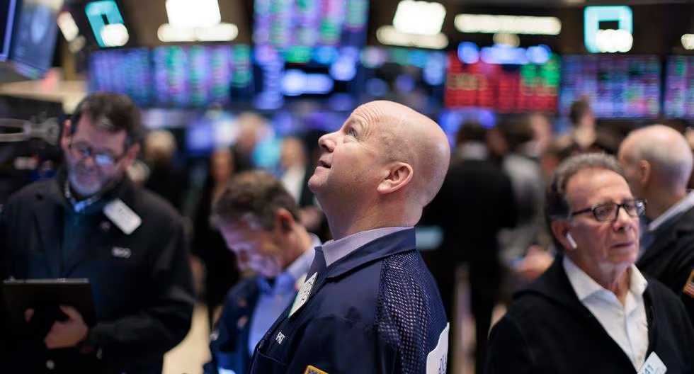 Wall Street cierra con un triple récord ante las bajadas de los tipos sugeridas por la Fed