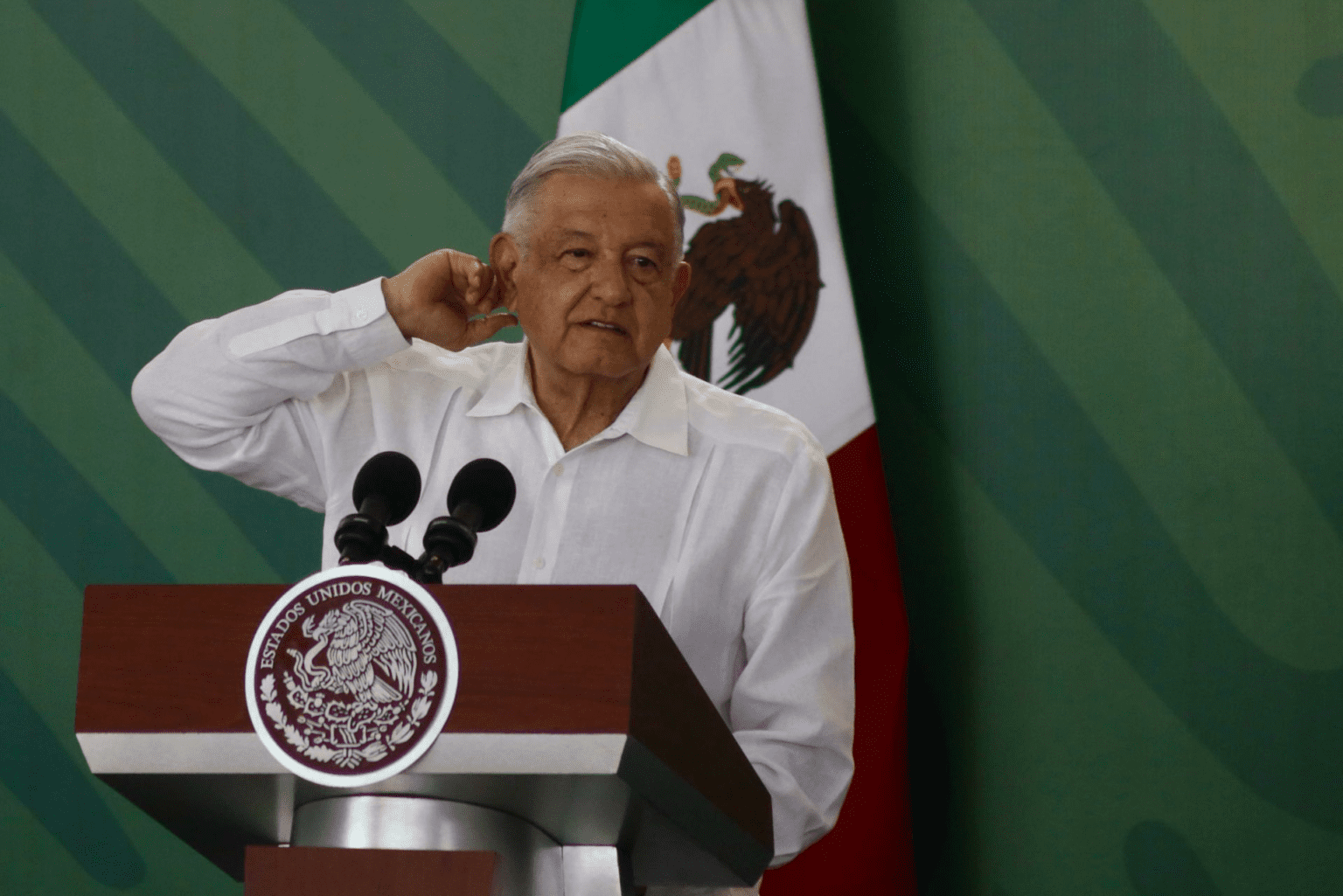 Sin intermediarios, AMLO insiste ante reunión con padres de los 43