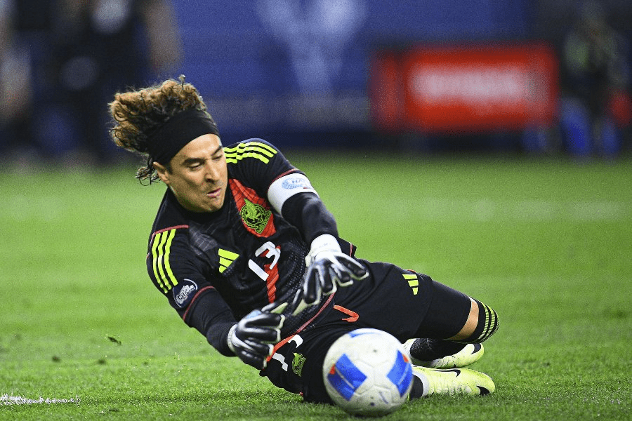 Guillermo Ochoa recibe elogios internacionales