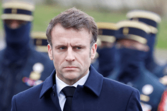 Macron avisa a Netanyahu que desplazar a la fuerza a los palestinos sería crimen de guerra