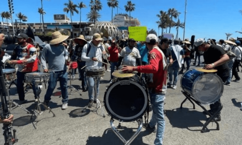 Músicos marchan en Mazatlán en favor de la música de banda