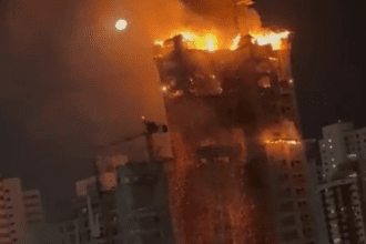 Un incendio de grandes proporciones consume parcialmente edificio en obra en Brasil