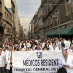 Médicos residentes exigen pago inmediato de becas