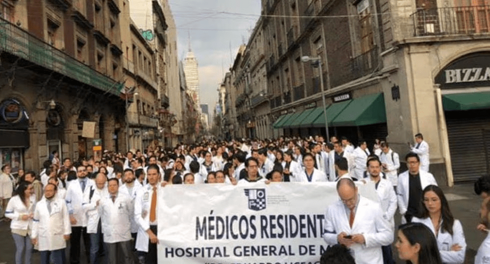 Médicos residentes exigen pago inmediato de becas