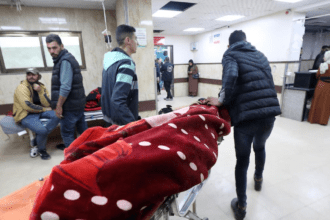 Israel bombardea el patio de un hospital en el centro de Gaza y mata a dos personas