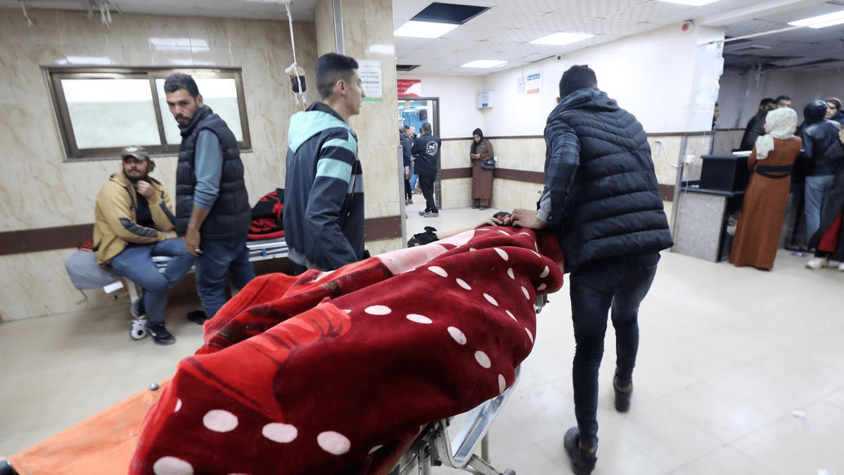 Israel bombardea el patio de un hospital en el centro de Gaza y mata a dos personas