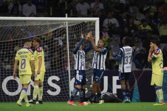 El América no pudo con el Pachuca, igualan (1-1) en duelo de ida de la semifinal de la Copa de Campeones de la Concacaf, en cancha del Estadio Azteca. Una Águilas volcadas al frente no pudieron marcar, le falto contundencia. El partido fue dinámico, comenzó con un dominio abrumador de los capitalinos, pero poco a poco se vino a menos. La anotación águila llego con una combinación de Henry Martín y Alejandro Zendejas, este no dudo en sacar un disparo raso con potencia sin dar tiempo al arquero del Pachuca reaccionar. Gol que se gritó a todo pulmón en el Azteca repleto de aficionados azulcremas. Pachuca reacción dio avisos que iba por el empate, vio las debilidades de los de Coapa, y no dudo en explotarlas. Con un centro lo ganó Norman Micolta Arroyo para igualar el marcador al minuto 40 con un certero cabezazo. En los segundos 45 minutos, América siguió buscando sumar un gol más, pero no hubo la contundencia, además de la buena actuación del meta Carlos Moreno. Pachuca aprovechó con contragolpes para poner en aprietos a Luis Malagón que se empleo a fondo para evitar un segundo gol en contra. EL partido de vuelta se disputará el próximo martes en el Estadio Hidalgo empunto de las 19:15 horas.