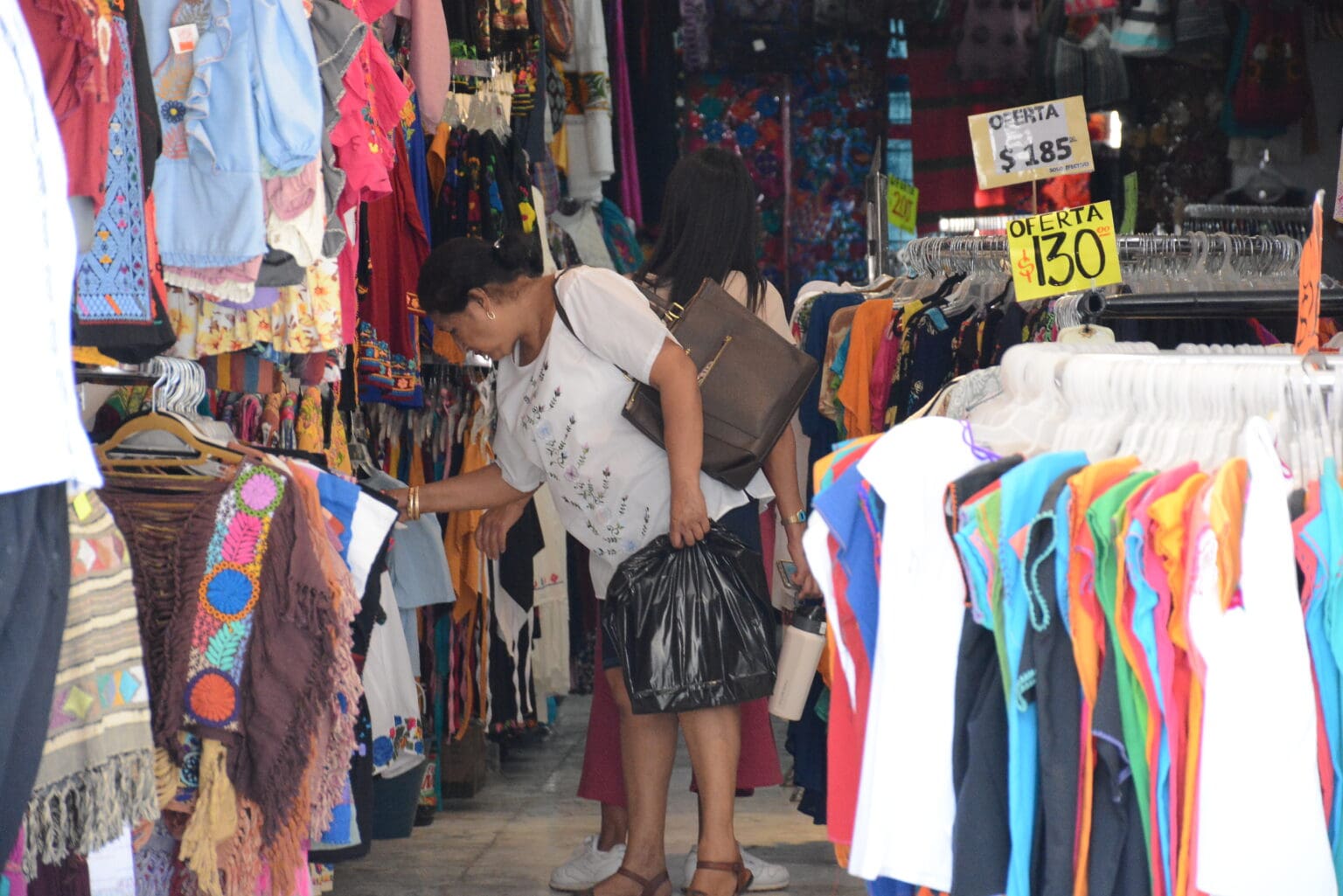 Lamentan textileros que la gente prefiera ropa barata que de calidad