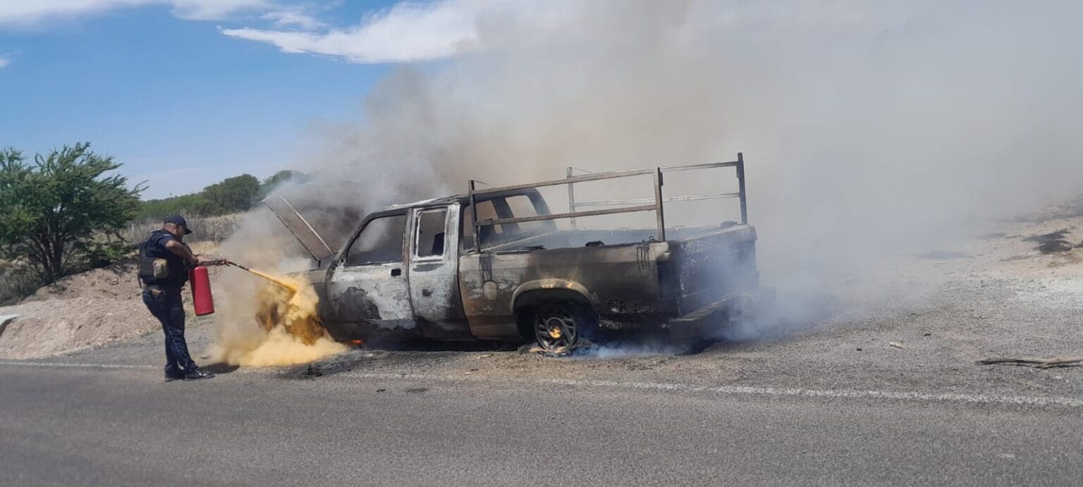 Se incendia camioneta en Asientos