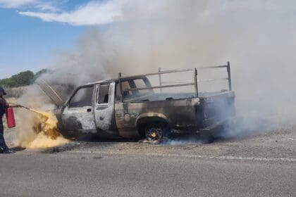 Se incendia camioneta en Asientos