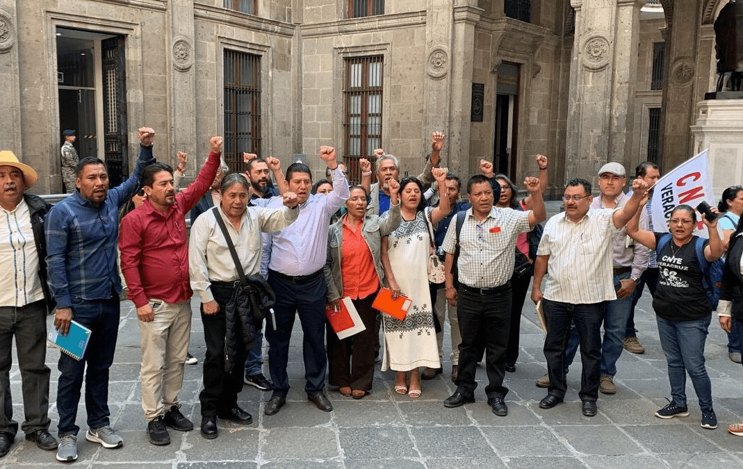 AMLO y CNTE reanudan diálogo; maestros mantienen llamado de paro