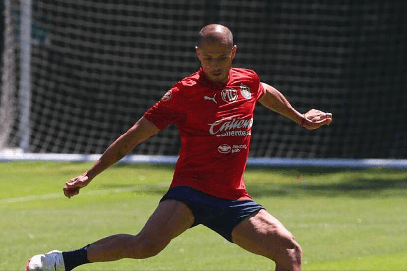 "Chicharito" Hernández regresa a la convocatoria con Chivas