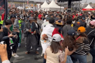 Mexicanos bailan "Payaso de Rodeo" en el GP de Japón