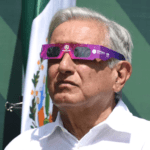 AMLO observa en Mazatlán