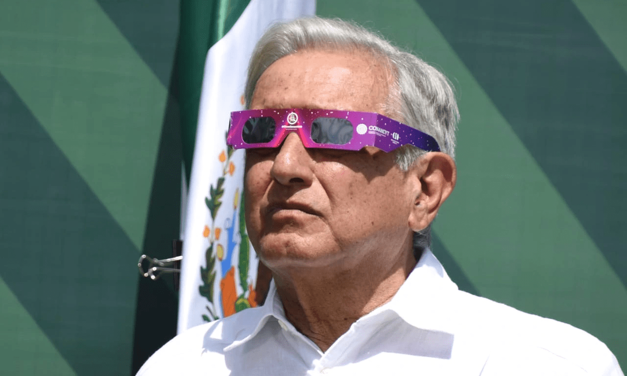 AMLO observa en Mazatlán