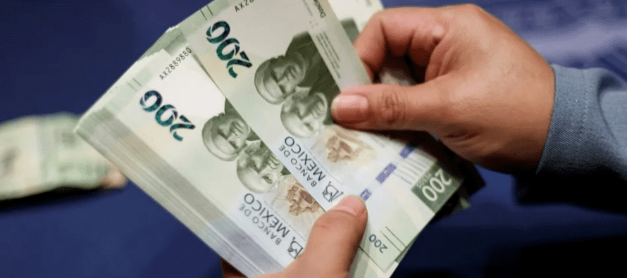 Superpeso toca mínimo más bajo desde 2015… pero cierra con perdidas