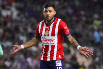 Alexis Vega explota niega que la playera de Chivas le haya pesado