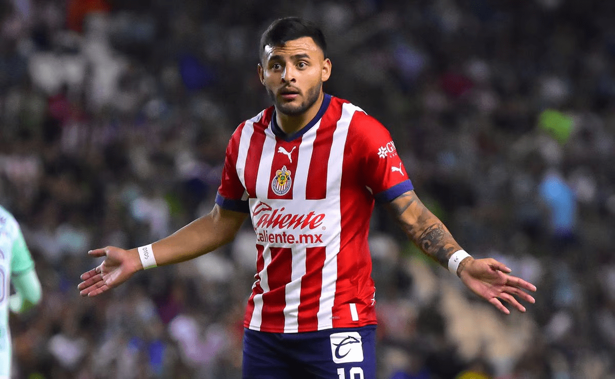 Alexis Vega explota niega que la playera de Chivas le haya pesado