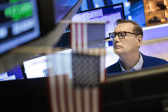 Wall Street cierra otra mala semana al alejarse los esperados recortes de los tipos