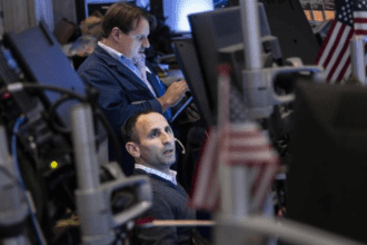 Wall Street cierra en rojo y el Dow Jones baja un 1 %