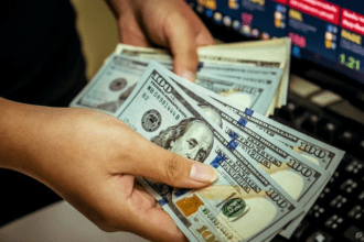 Precio del dólar se ubica en 16.63 pesos al mayoreo este martes