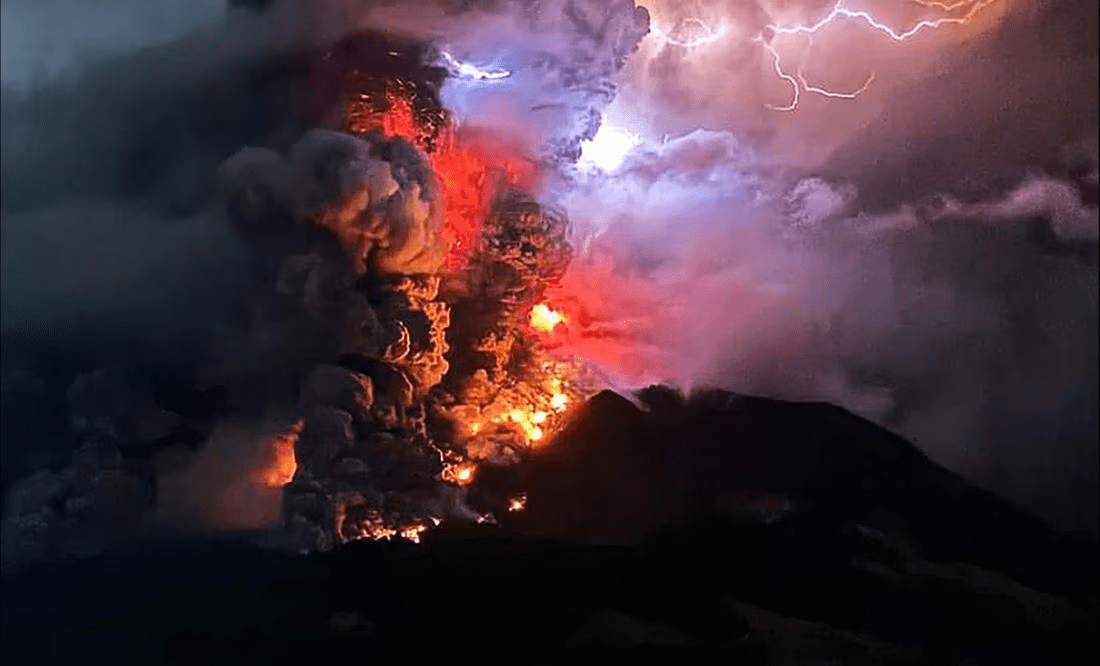 Así se vio la erupción del volcán Ruang en Indonesia