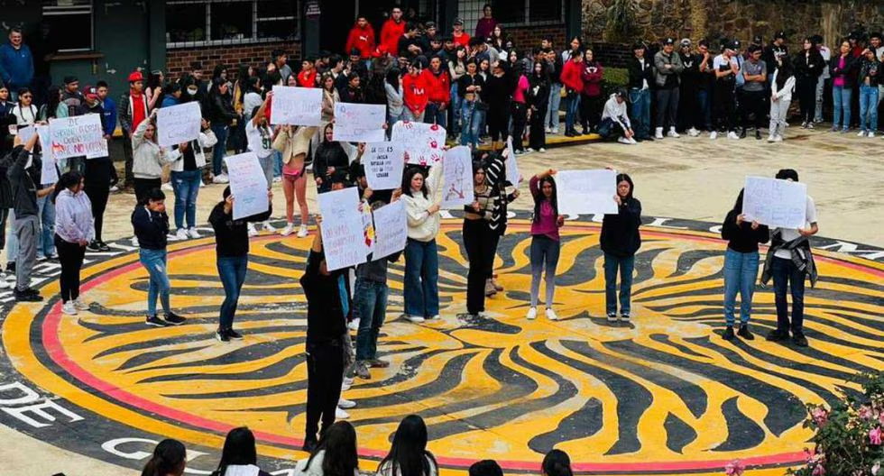 Estudiantes de la UDG se manifiestan por desaparición de compañero