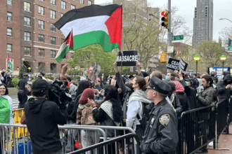 Arrestan a decenas de universitarios en Nueva York que acamparon en apoyo a Gaza