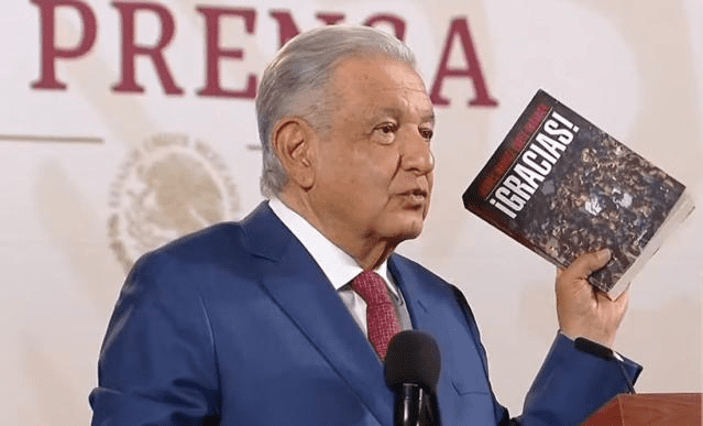 AMLO acusa a magistrado de querer prohibir su libro