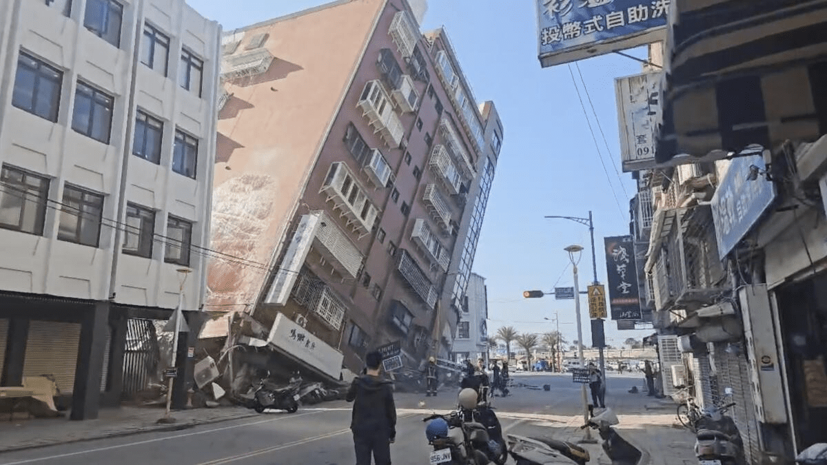 Una serie de fuertes terremotos provoca el derrumbe parcial de dos edificios en Taiwán