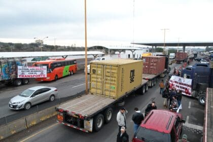 Amagan los transportistas con otro paro